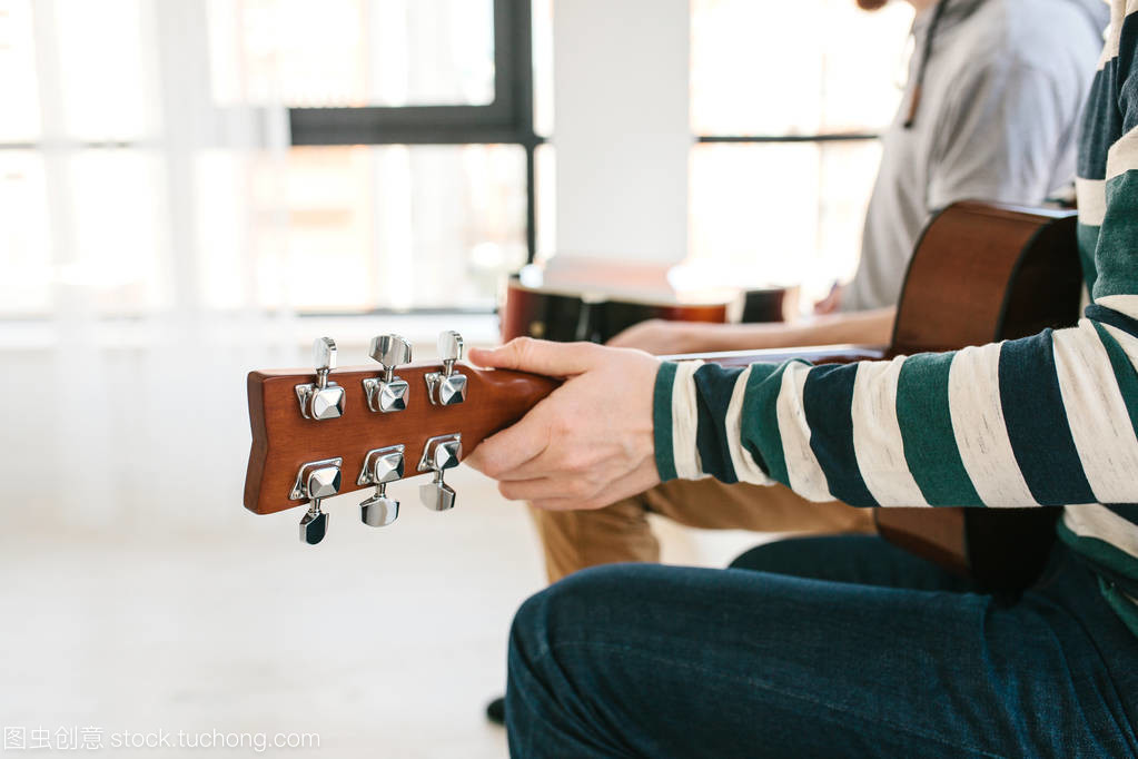 學習彈吉他。音樂教育